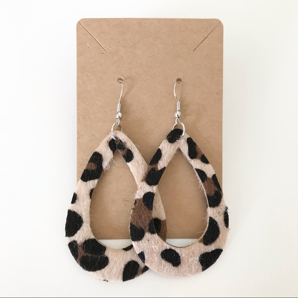 ⭐️4/$10⭐️ Teardrop Dangling Earrings
